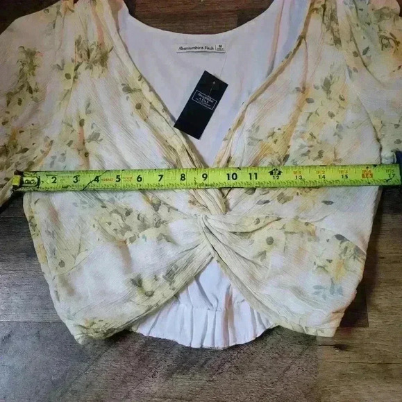 NWT Yellow & White Floral Knot-Front Flutter Sleeve Top Size M - Picture 6 of 8